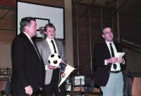 Offizielle Meisterfeier in der Turnhalle mit Spielführer Andreas Schroth, Vorstand Peter Gröteke und Staffelleiter Helmut Wolfinger